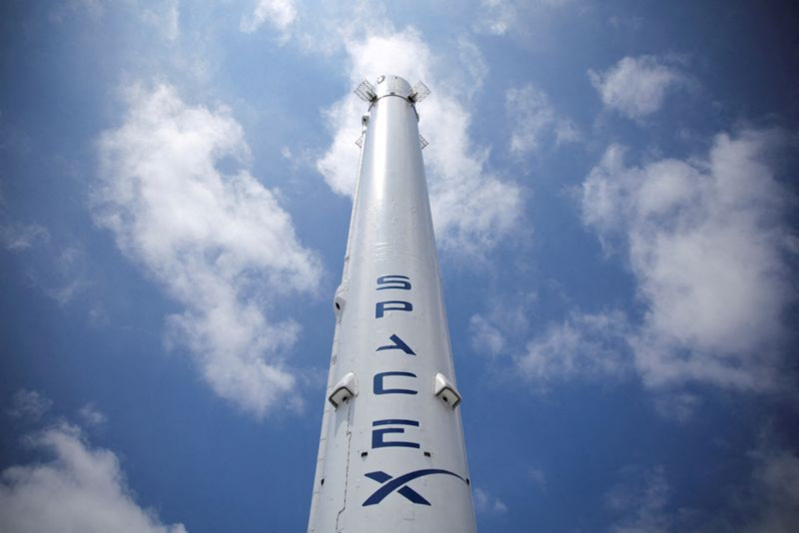 SpaceX Shifts Focus to Lunar Touchdown, Defers Mars Timeline