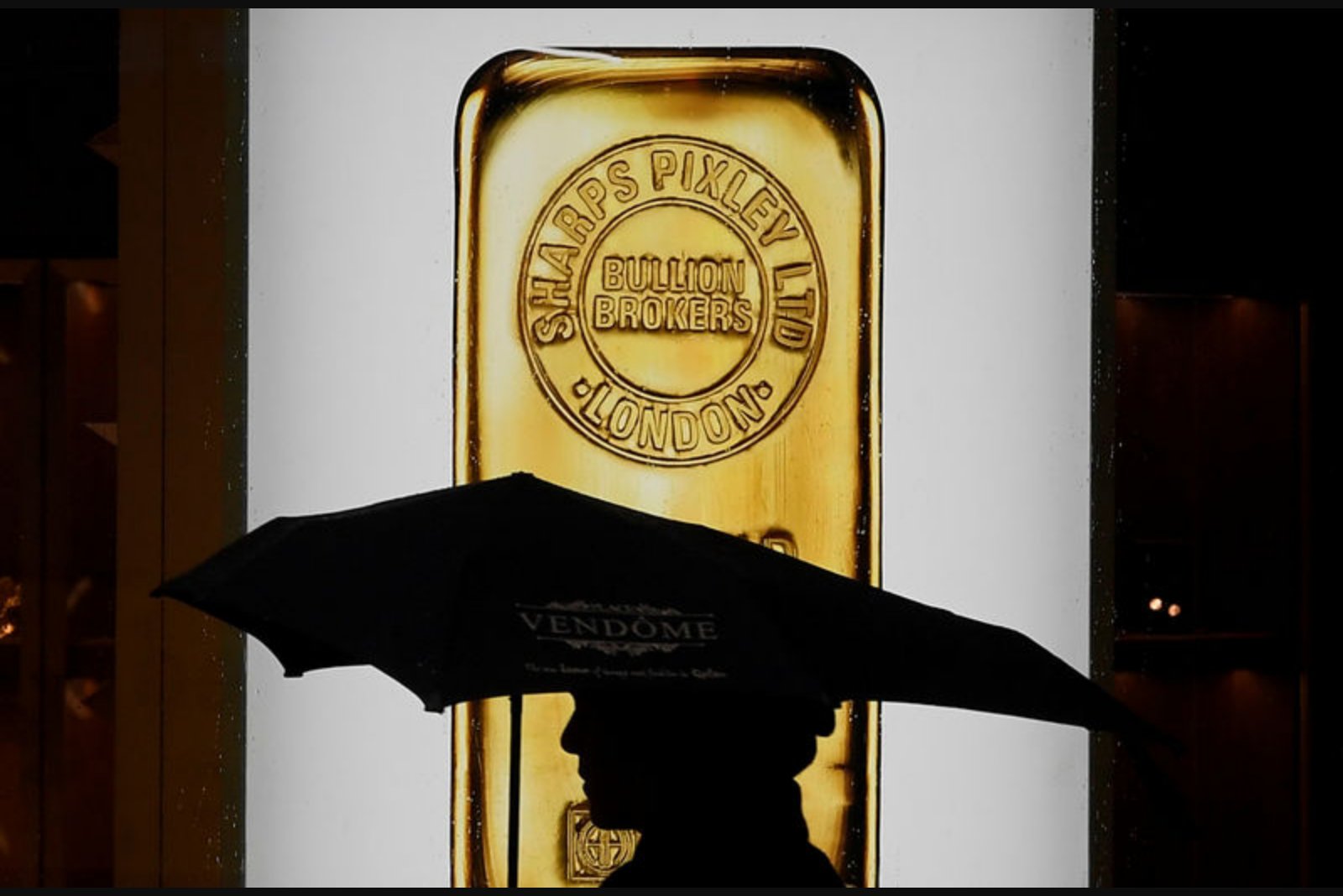 Gold Holds Steady as Trump-Xi Meeting Looms; Oil Keeps Inflation Worries Alive