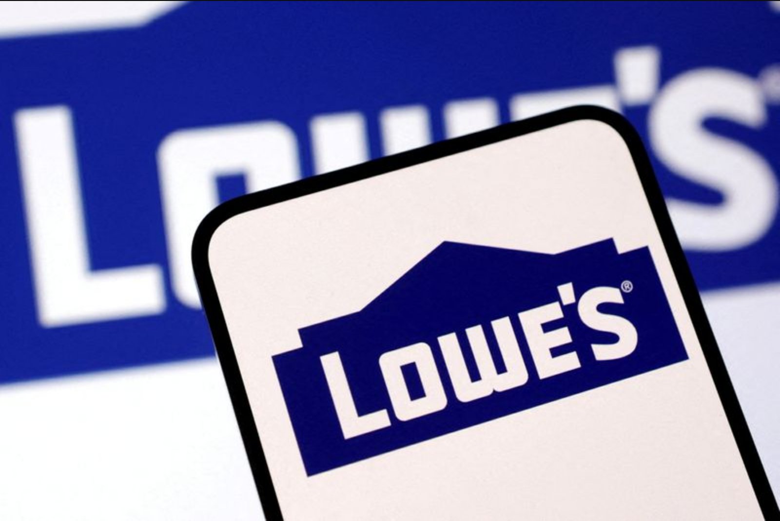 Lowe's Issues Guidance Under Wall Street Targets as Consumers Pull Back on Big Projects