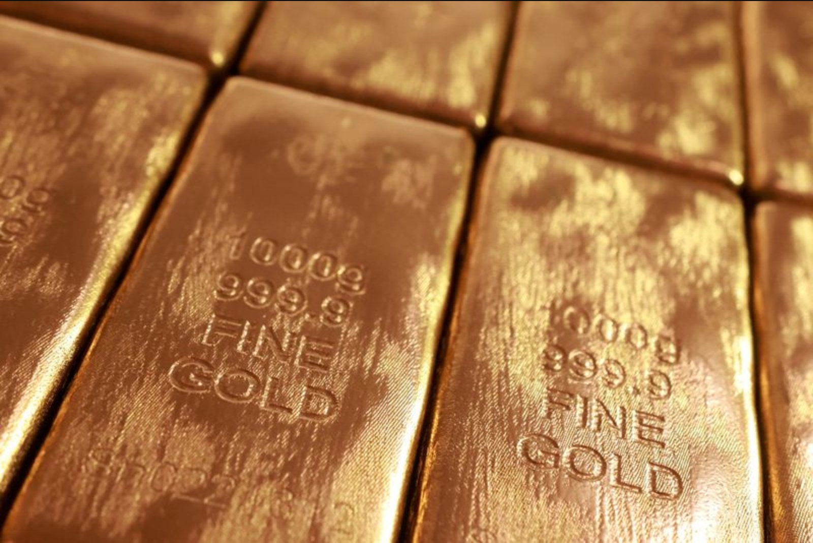 Gold Retreats From Three-Week Peak as Dollar Strengthens