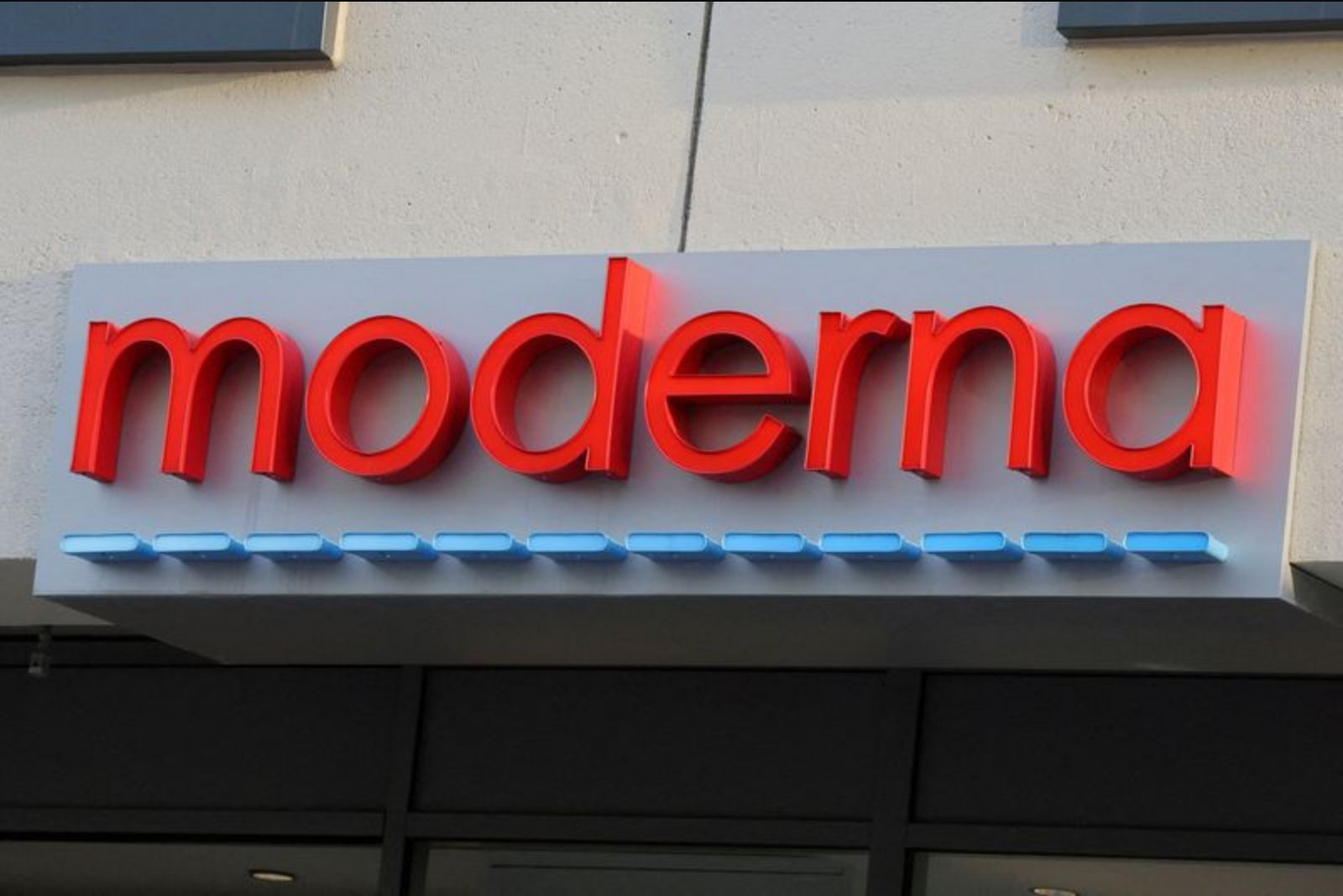 Moderna Climbs After Settlement Clears LNP Patent Overhang, Lets Focus Return to Oncology Pipeline