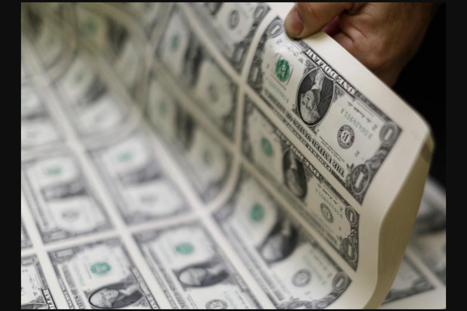 Canadian dollar slips as U.S.-Iran tensions push investors toward safe-haven dollar
