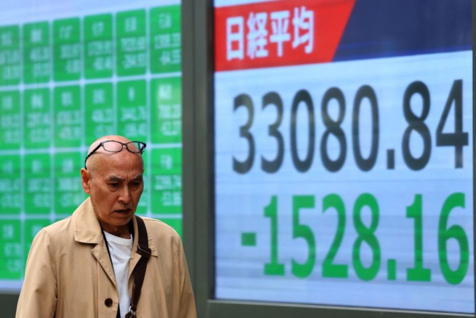Asia Stocks Slip as Private Equity Turmoil and Middle East Tensions Boost Oil and the Dollar