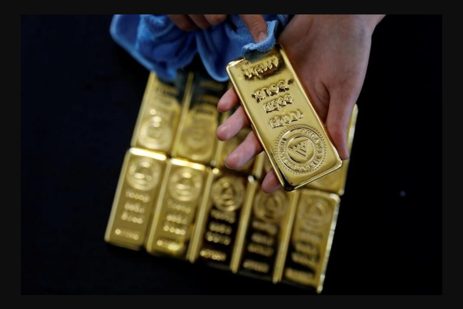 Gold Edges Higher as Tariff Concerns and Iran Talks Boost Haven Demand