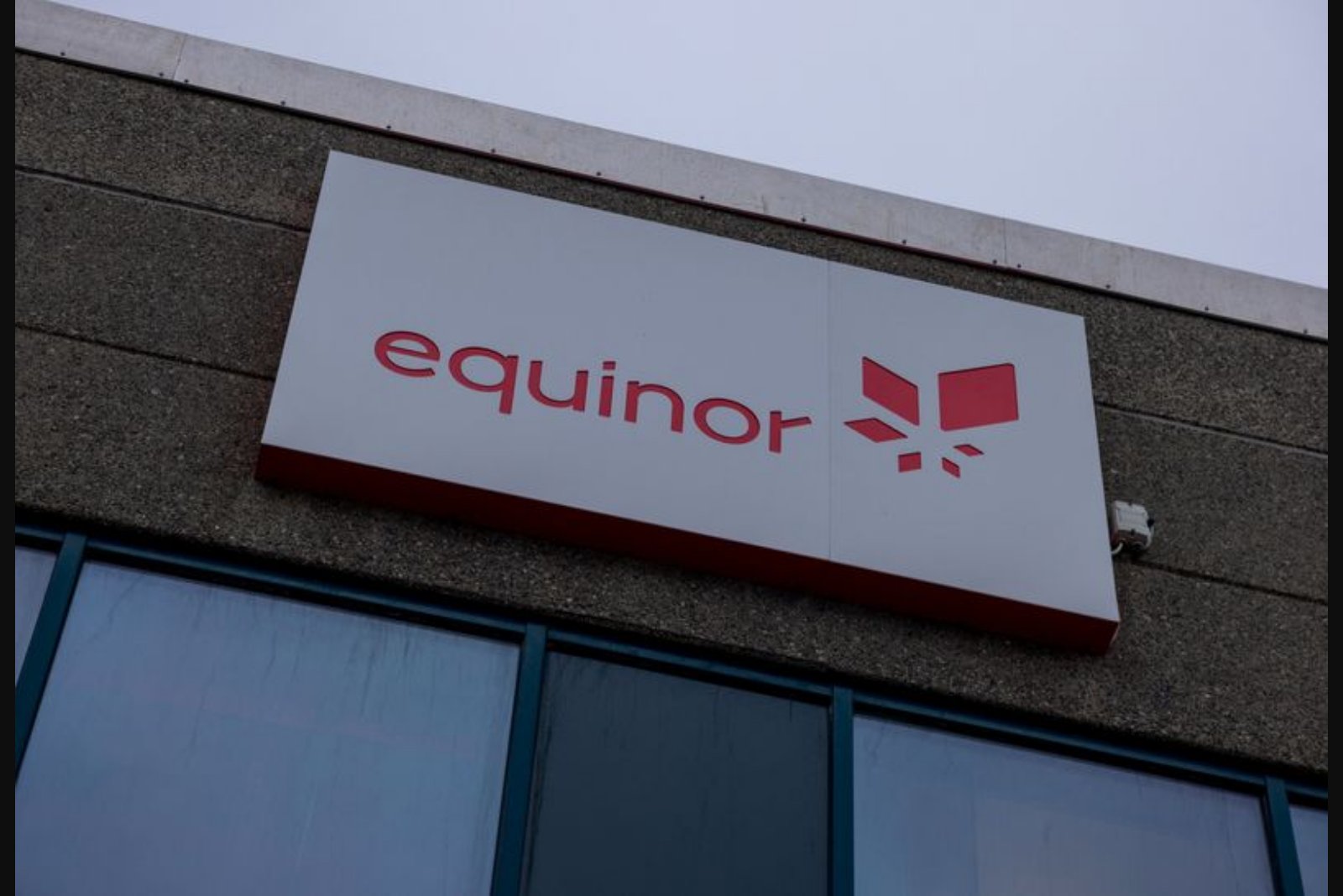 Energy Shares Drop After U.S.-Iran Ceasefire Eases Oil Risk Premium