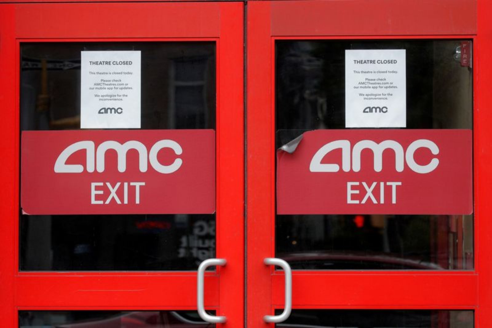 AMC Forecasts Wider Q4 Loss, Secures Creditor Agreement to Pave Way for Debt Refinancing