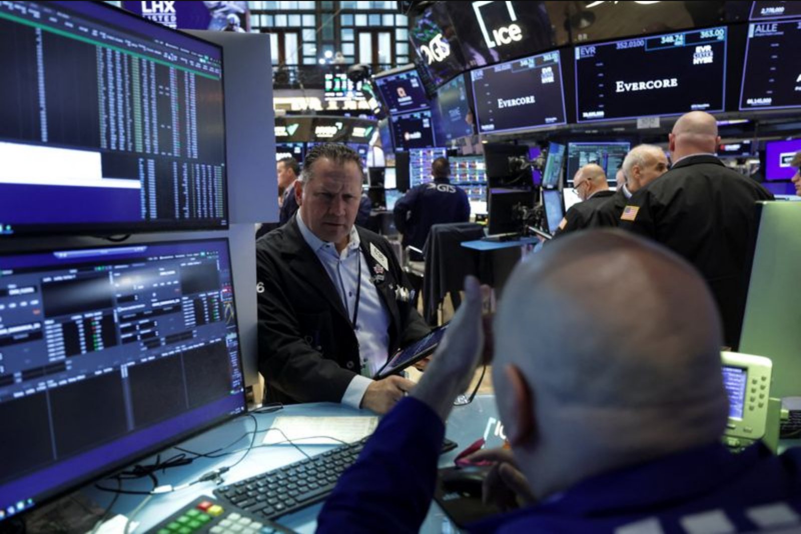 Oil Pushes Higher as Chip Stocks Soar Ahead of Big Tech Earnings