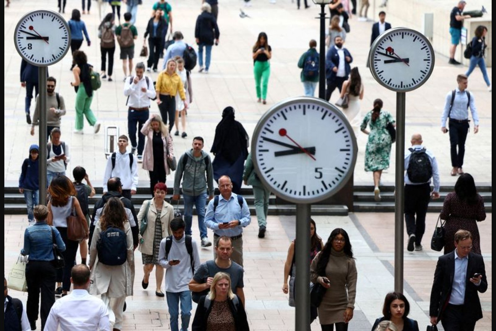 UK Private Sector Median Pay Awards Stable at 3.5% in Q1, IDR Finds