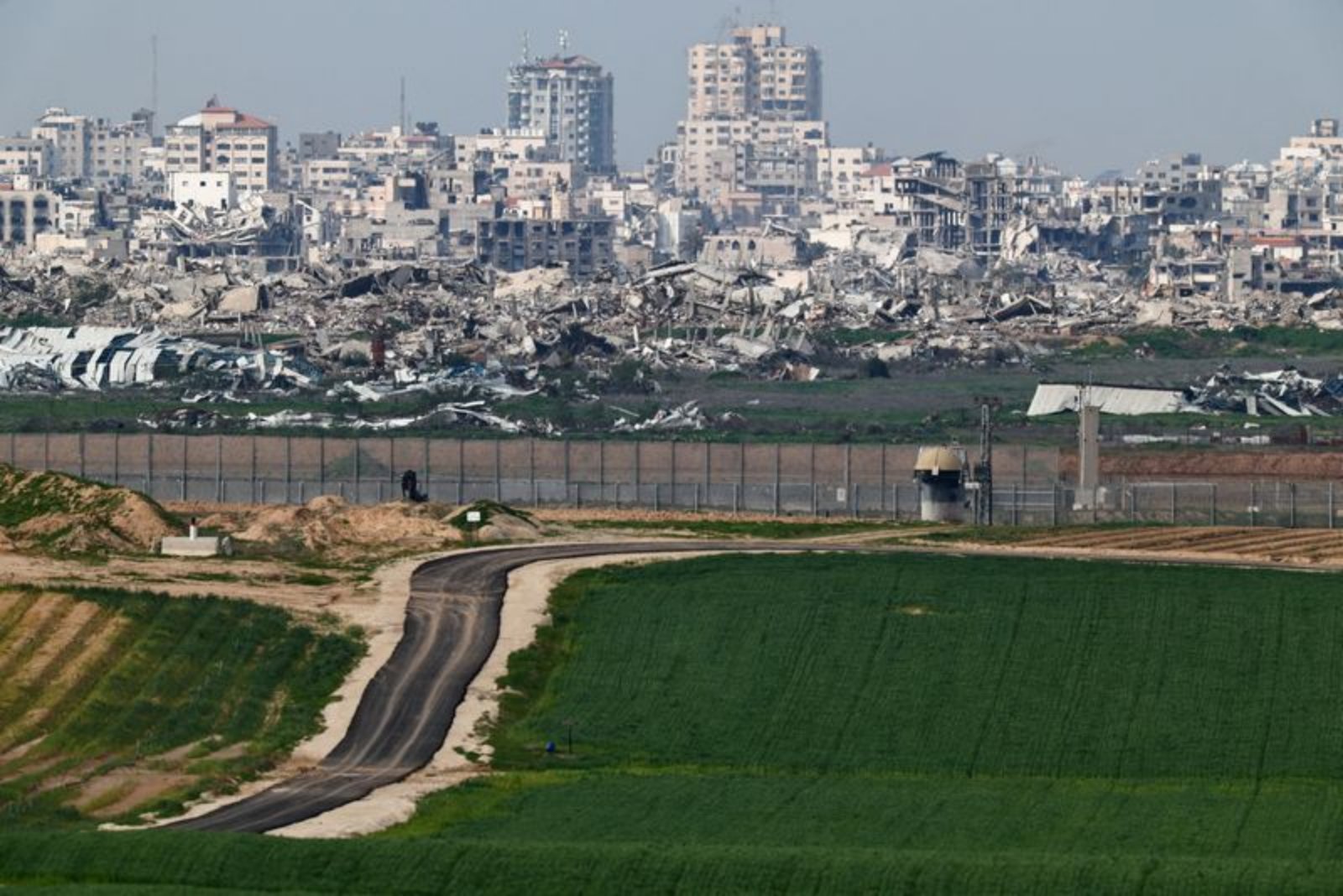 Donor Reluctance Stalls US-Led Gaza Reconstruction Plan as Disarmament Talks Lag