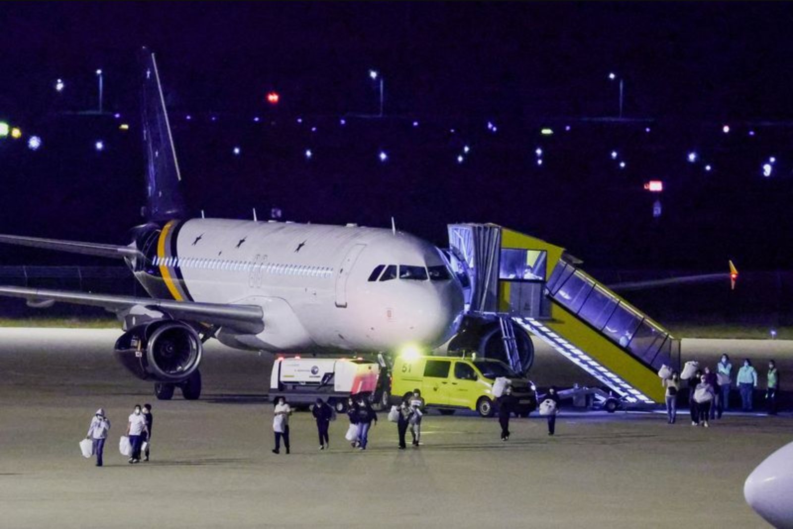 Planes Carrying Passengers from Hantavirus-Hit Cruise Ship Arrive in Netherlands; Hospital Quarantines 12 Staff