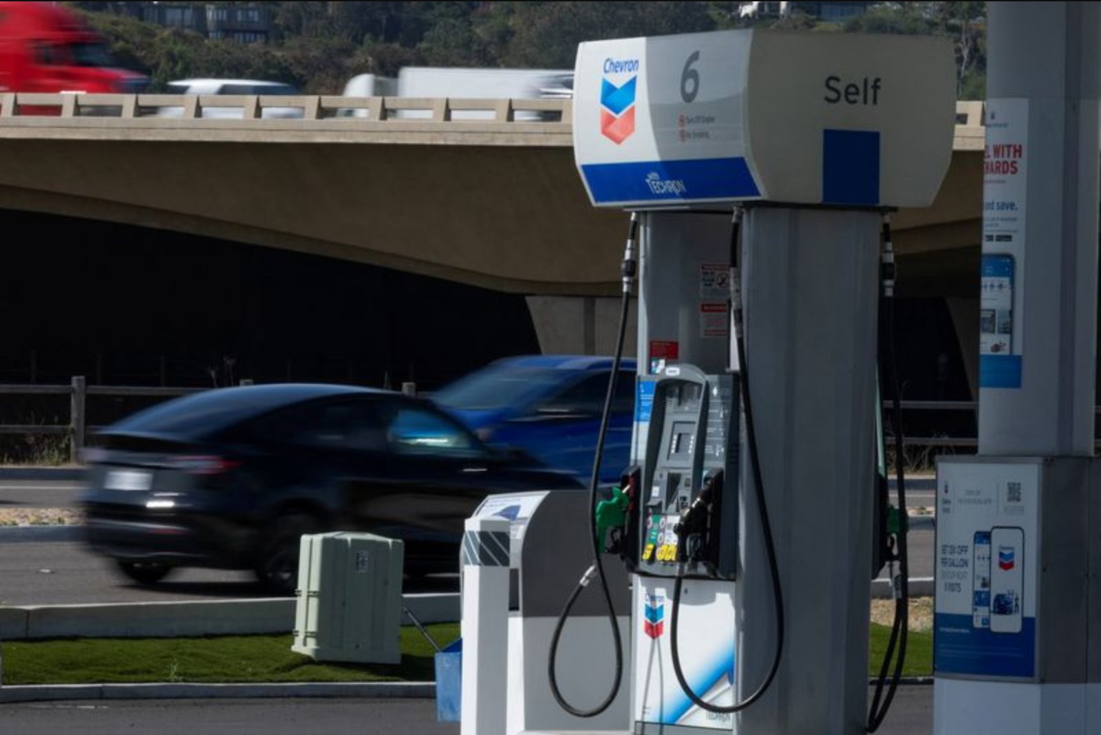 U.S. Gasoline Tops $4.50 a Gallon as Summer Driving Season Nears