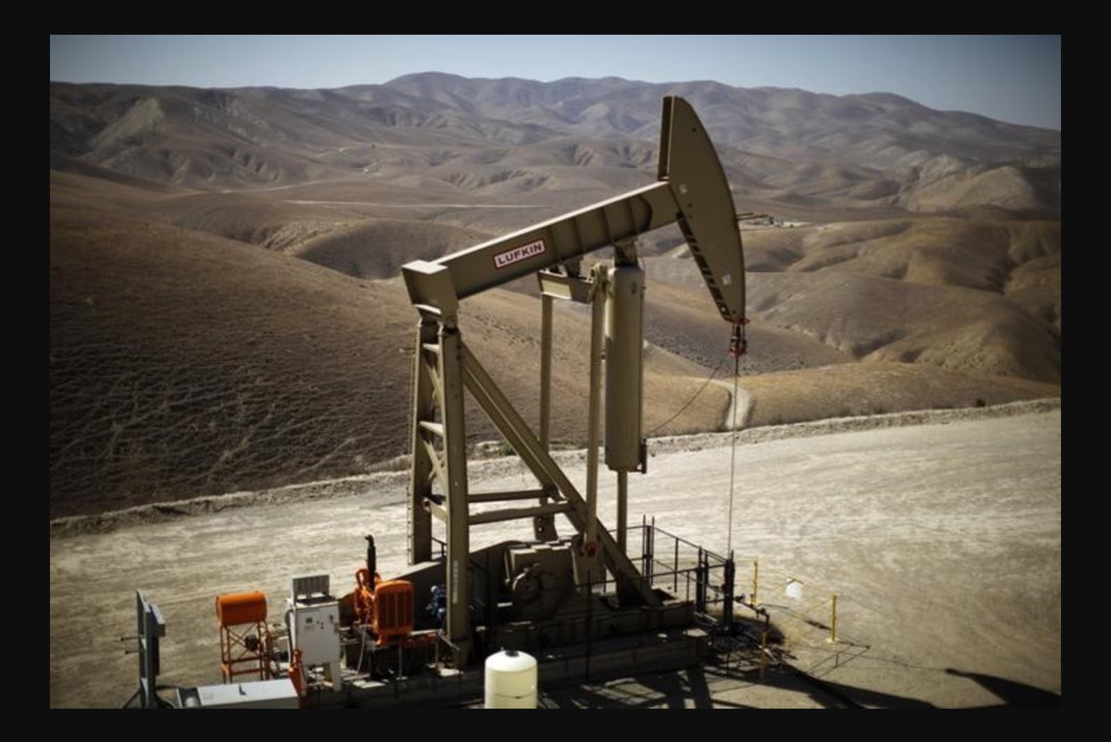 Oil Climbs as Middle East Tensions and Strait of Hormuz Disruptions Persist