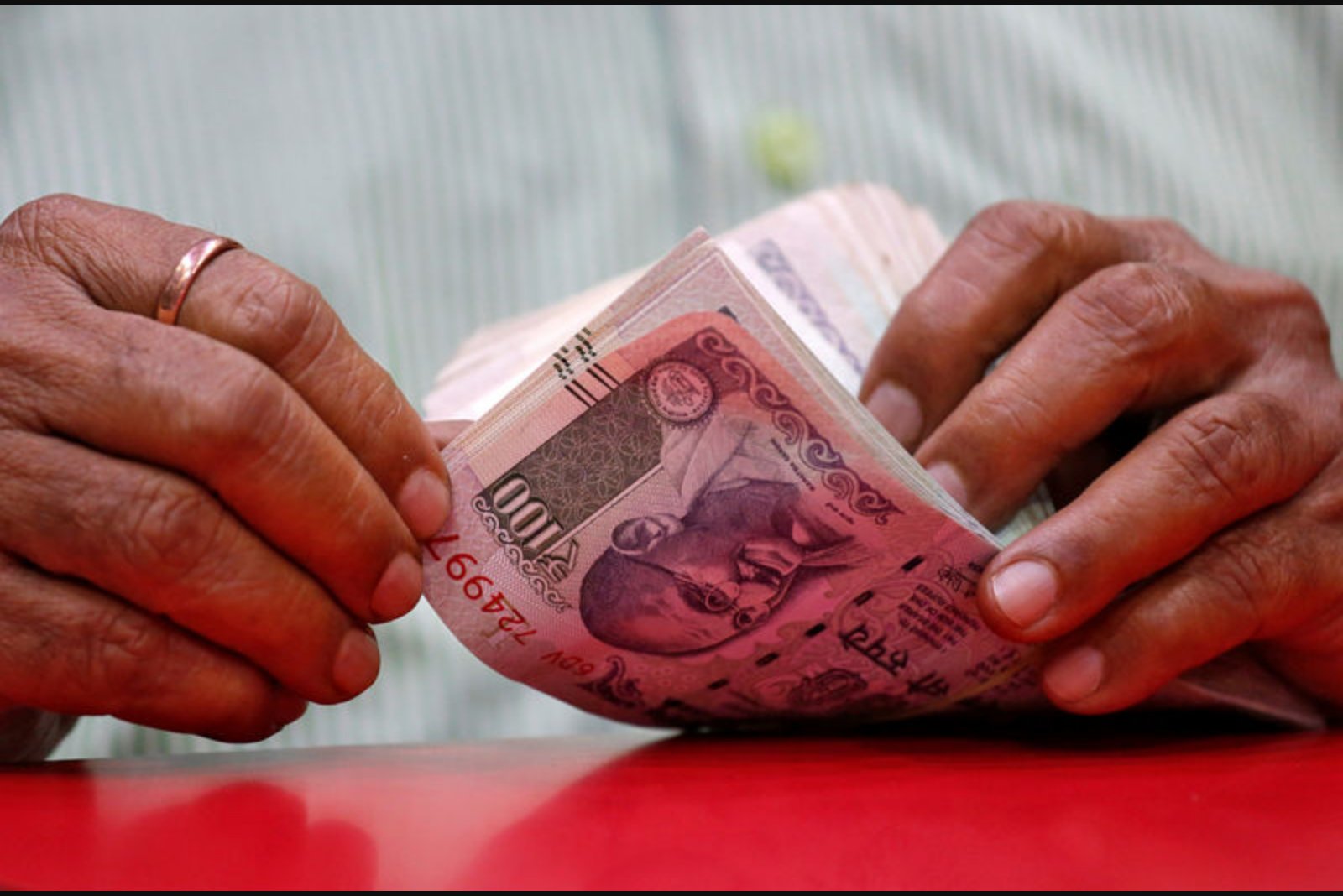 Asia FX Weakens as Dollar Strengthens; Indian Rupee Slips to New Record Near 96 per Dollar