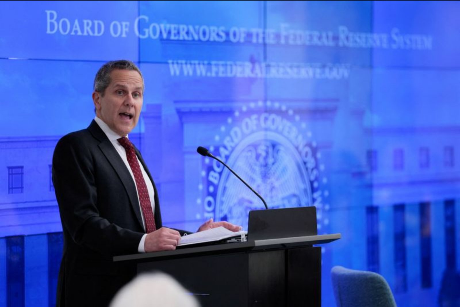 Fed Governor Warns Against Reducing Liquidity Rules to Shrink Balance Sheet