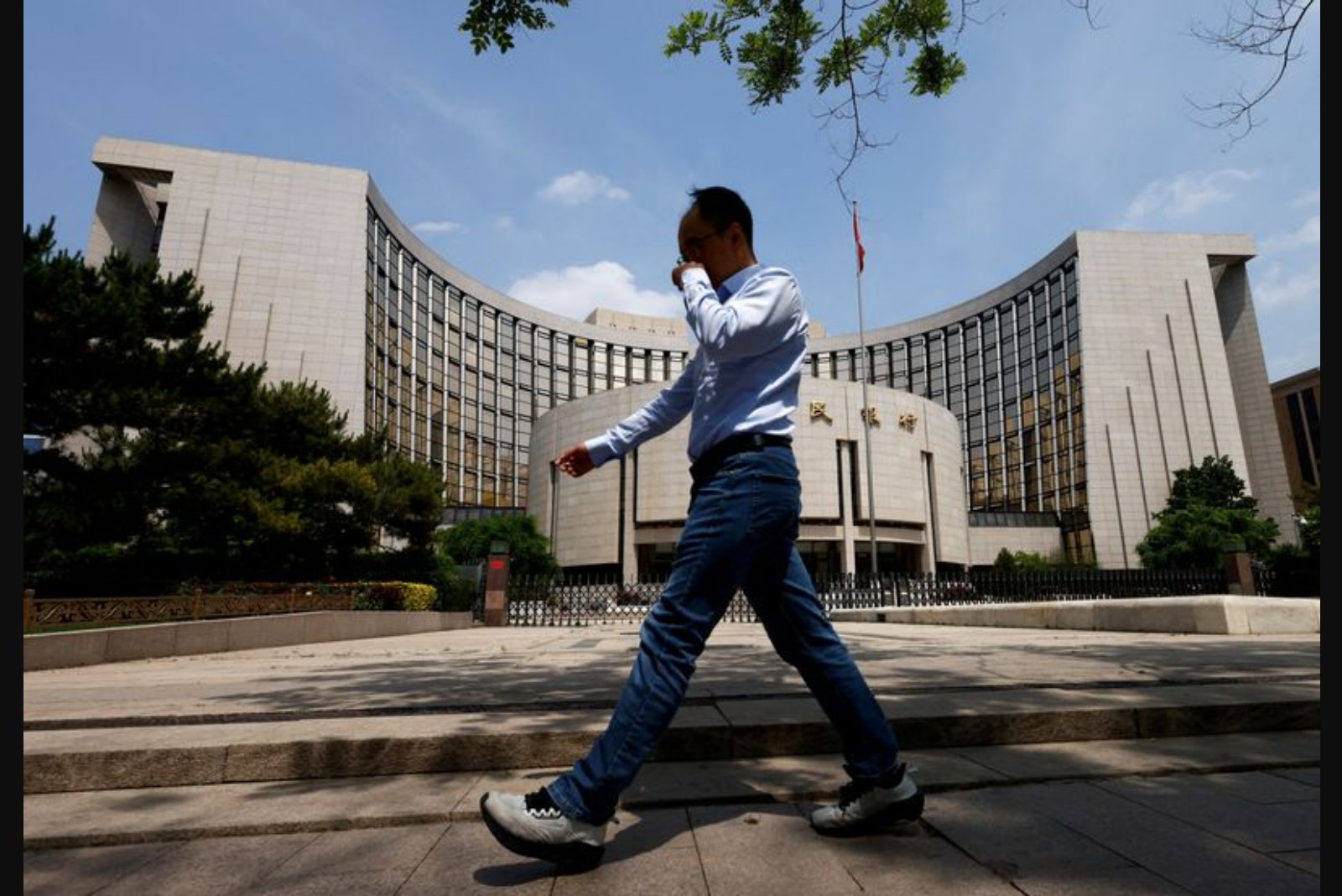 PBOC Urges Banks to Lift April Lending to Avert Credit Slump, Sources Say