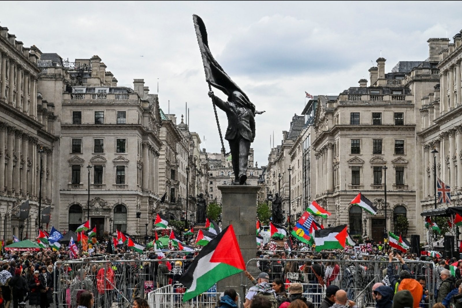 Large, Separate Rallies Draw Tens of Thousands to Central London amid Heavy Police Deployment