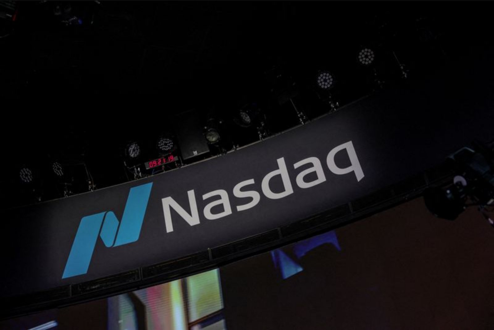 Markets Tick Up as Middle East Talks Advance; Nasdaq Extends Winning Run to 12 Sessions