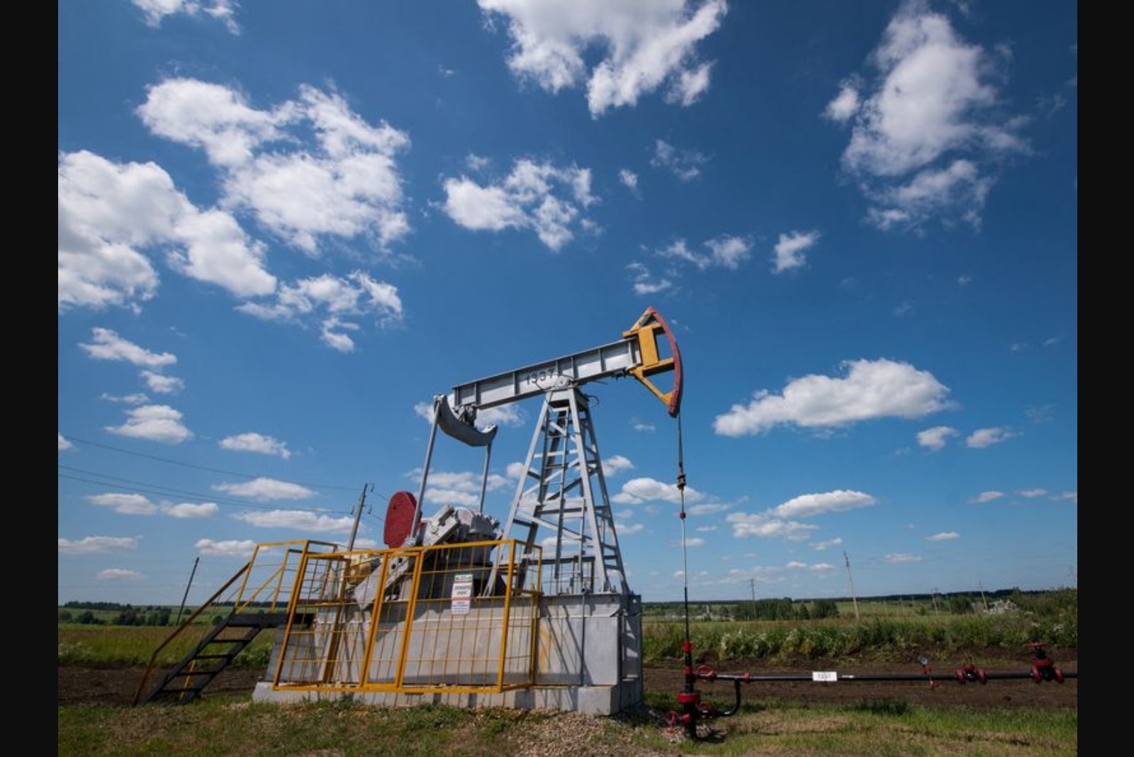 Oil Climbs 20% as Escalation with Iran Stokes Supply Concerns