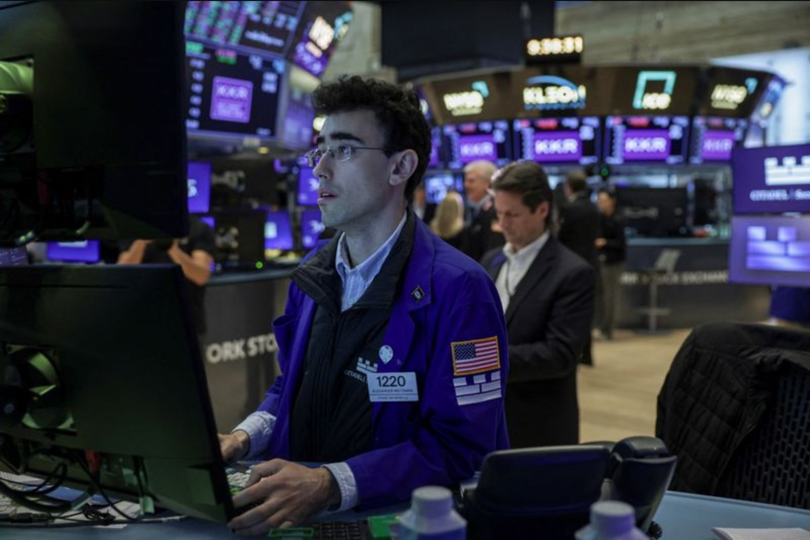 Gulf Tensions Lift Oil, Markets Juggle Geopolitics and AI-Fueled Earnings Upgrades