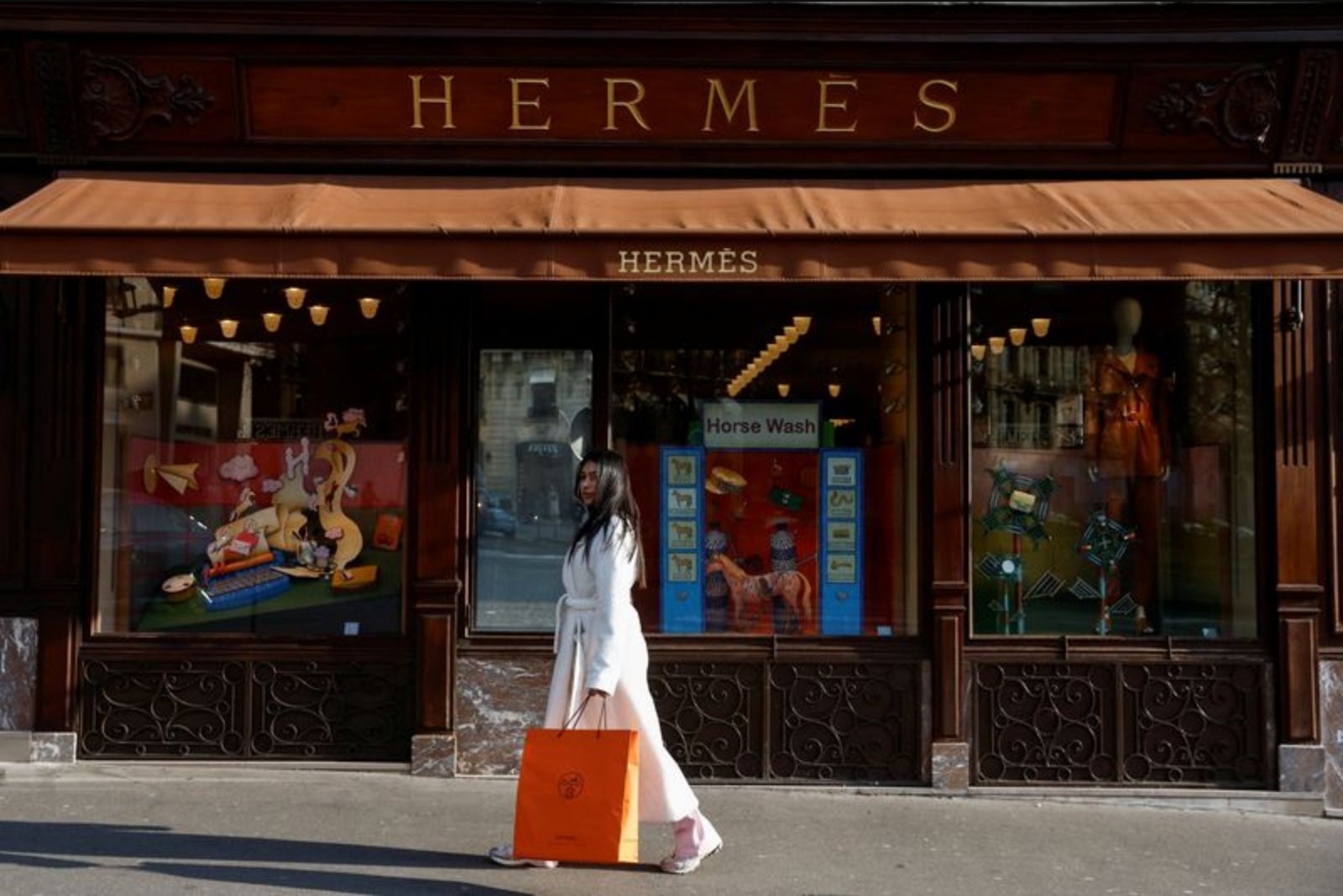 Hermès Shares Plunge as Middle East Conflict Curbs Tourism and Mall Sales