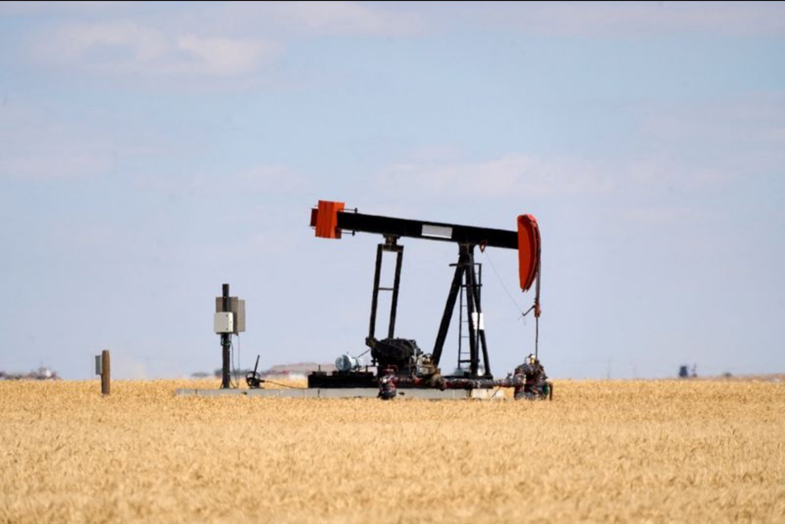 Oil Pulls Back After Surging to Four-Year Peak on U.S.-Iran Tensions