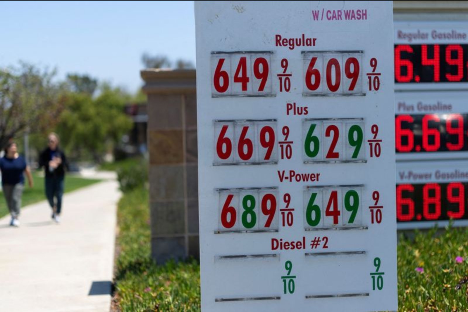 Oil Climbs Above $100 as Fragile US-Iran Talks Keep Supply Risks Front and Center