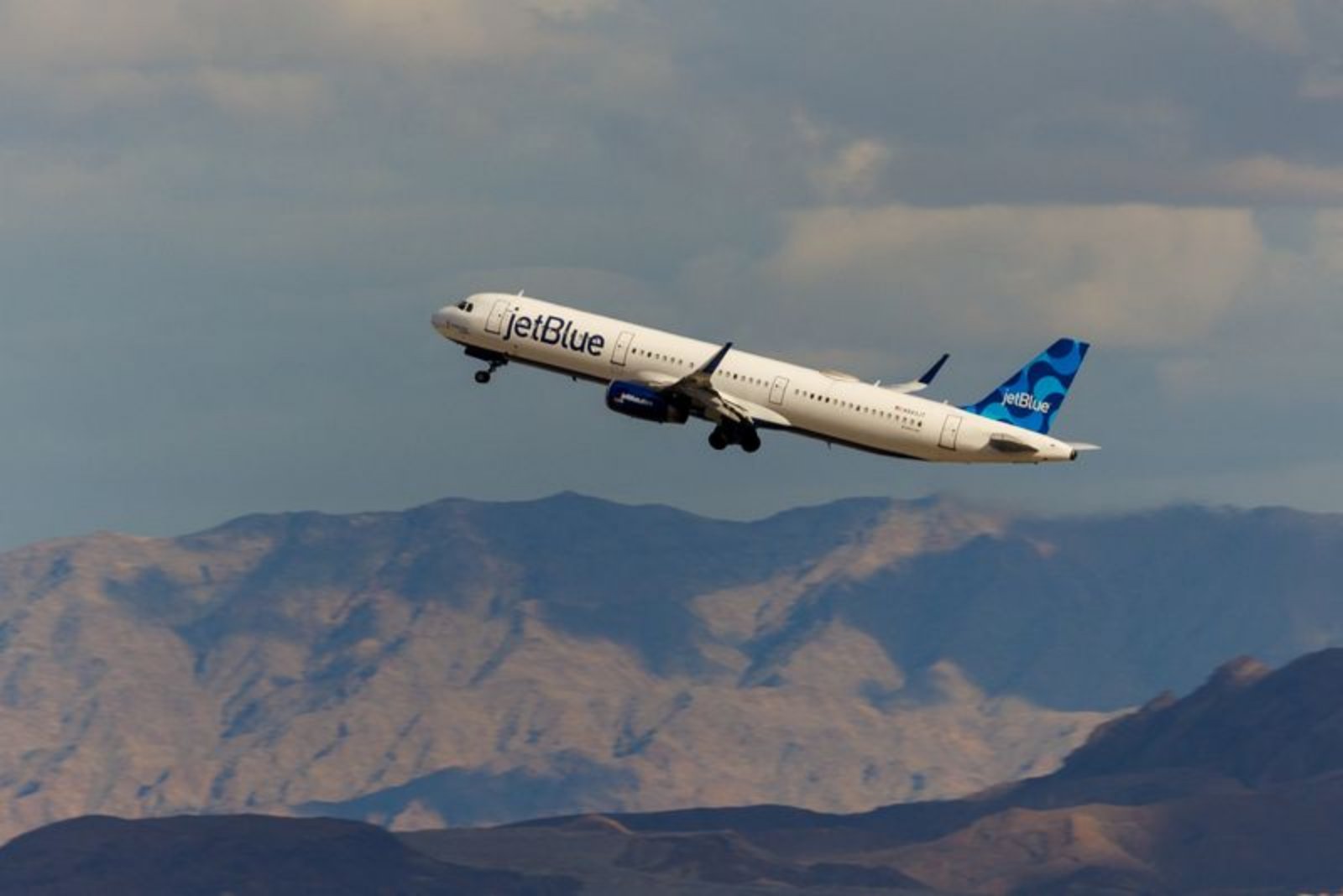 JetBlue Engages Advisers to Evaluate Potential Sale to Rival Airlines, Report Says