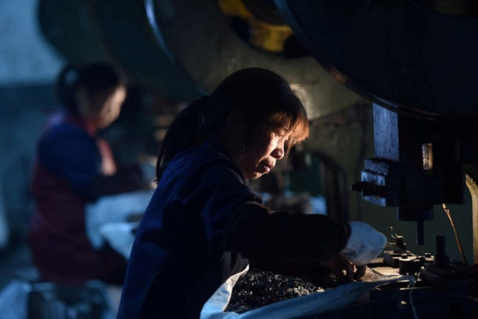 China’s Factory Output Accelerates to Strongest Pace Since Late 2020, Private PMI Shows