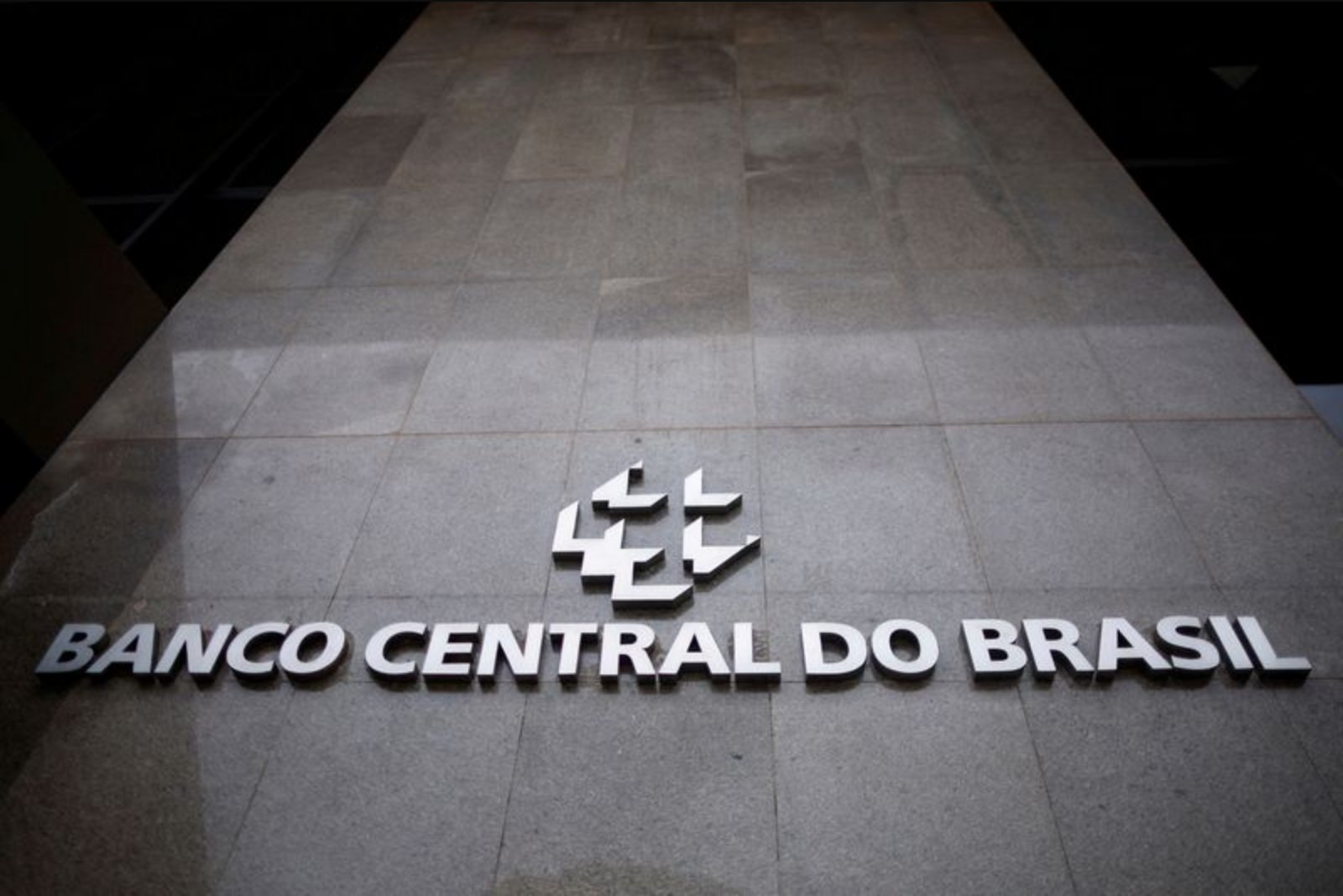 Brazil central bank opens easing cycle with cautious 25-bp reduction as oil shock raises inflation concerns