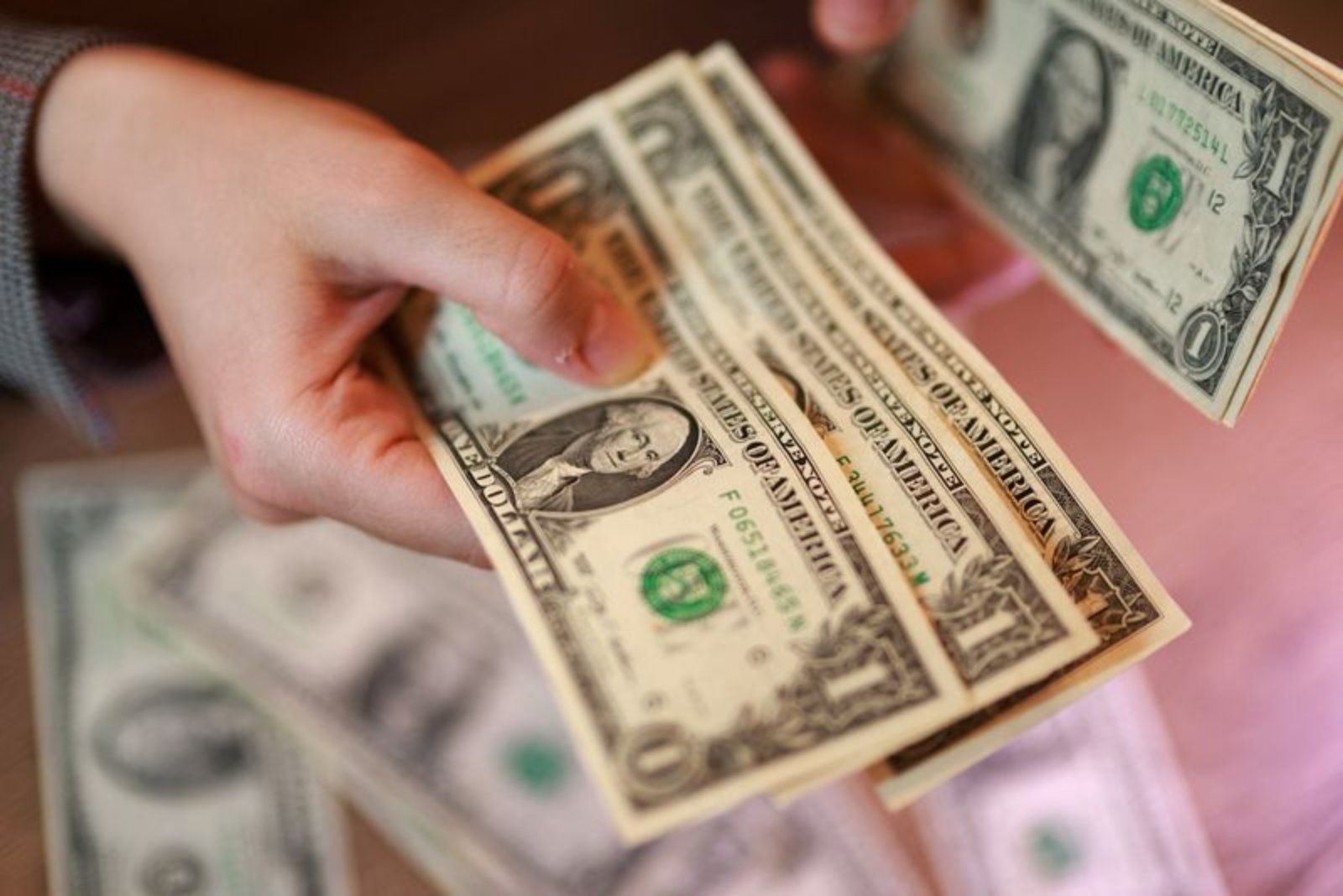 Dollar Holds Ground as US Blocks Iranian Ships; Talks Between Washington and Tehran Continue