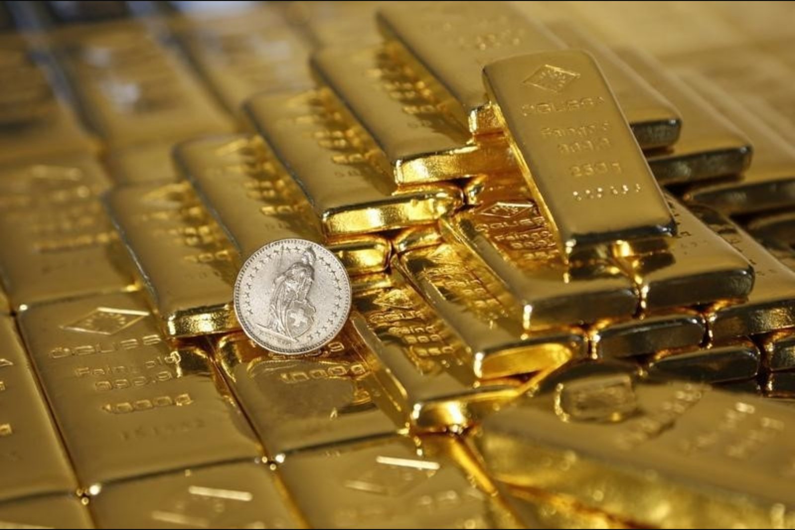 Gold Holds Near $5,000/oz as Iran Conflict and Fed Meeting Keep Markets on Edge