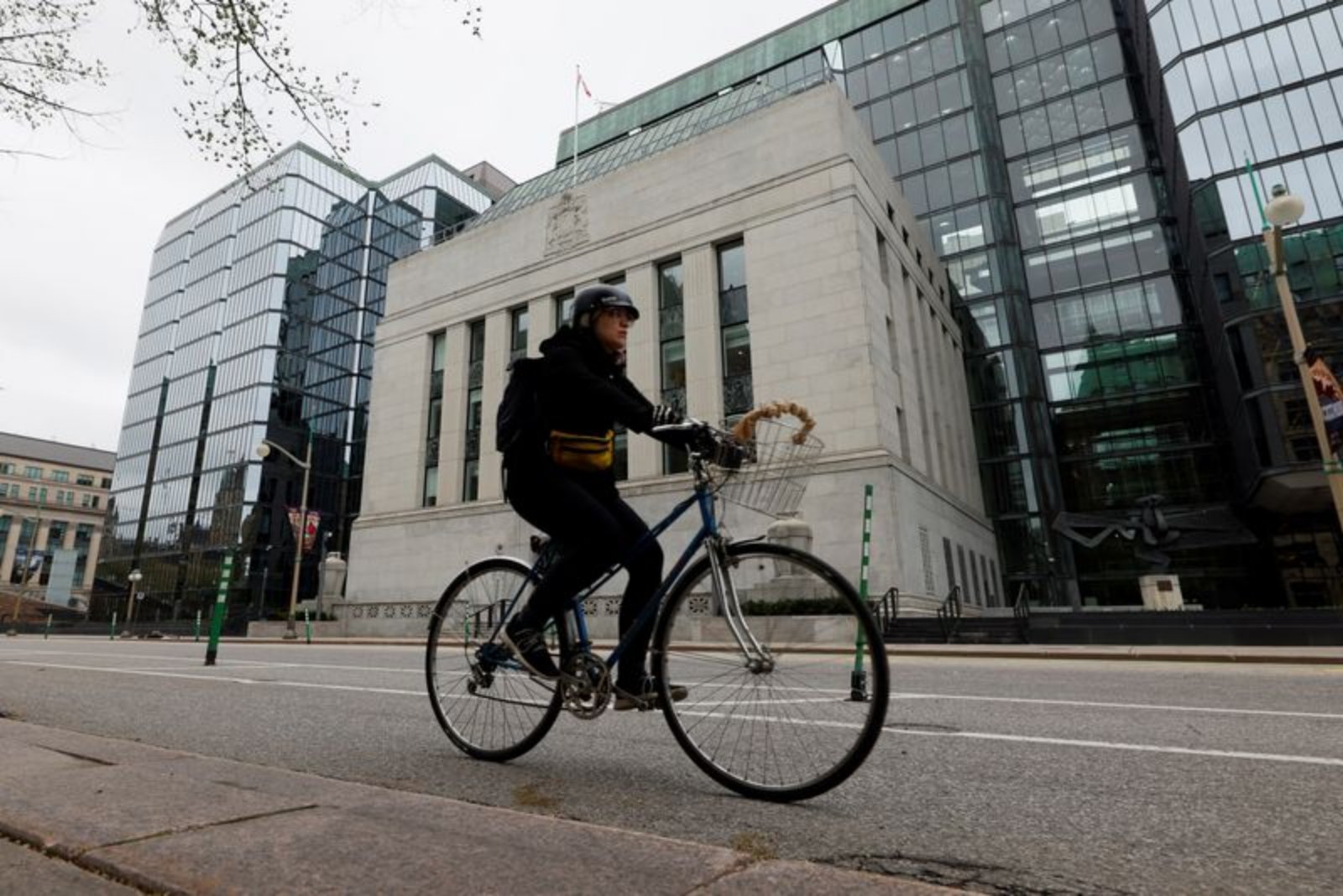 Bank of Canada Keeps Policy Rate at 2.25% Amid Global Uncertainties