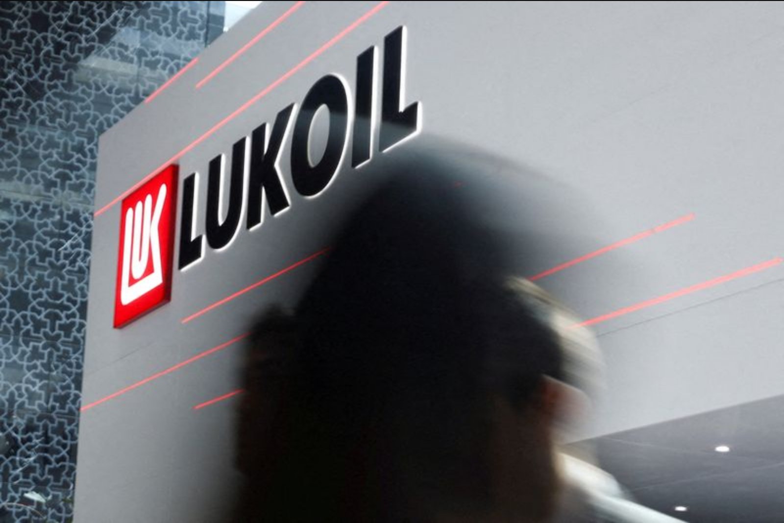 Carlyle Holds Preliminary Talks with UAE Investors Over Potential Purchase of Lukoil’s International Assets