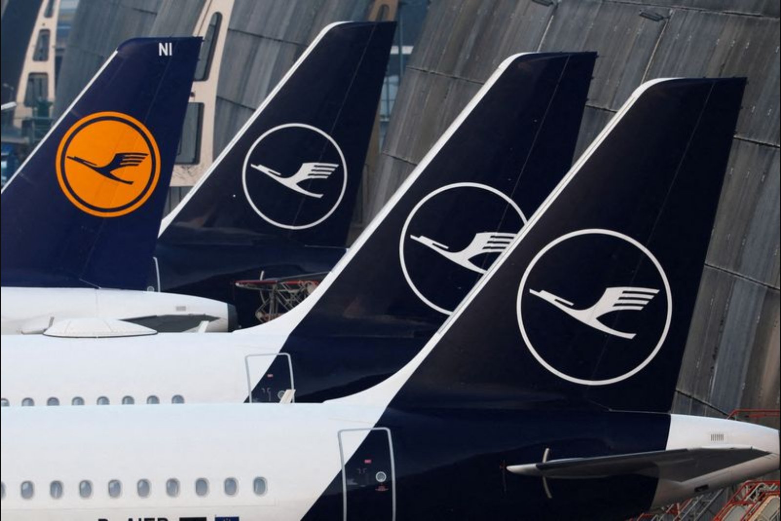 Lufthansa Grounded: Pilots and Cabin Crew Strike Forces Nearly 800 Flight Cancellations