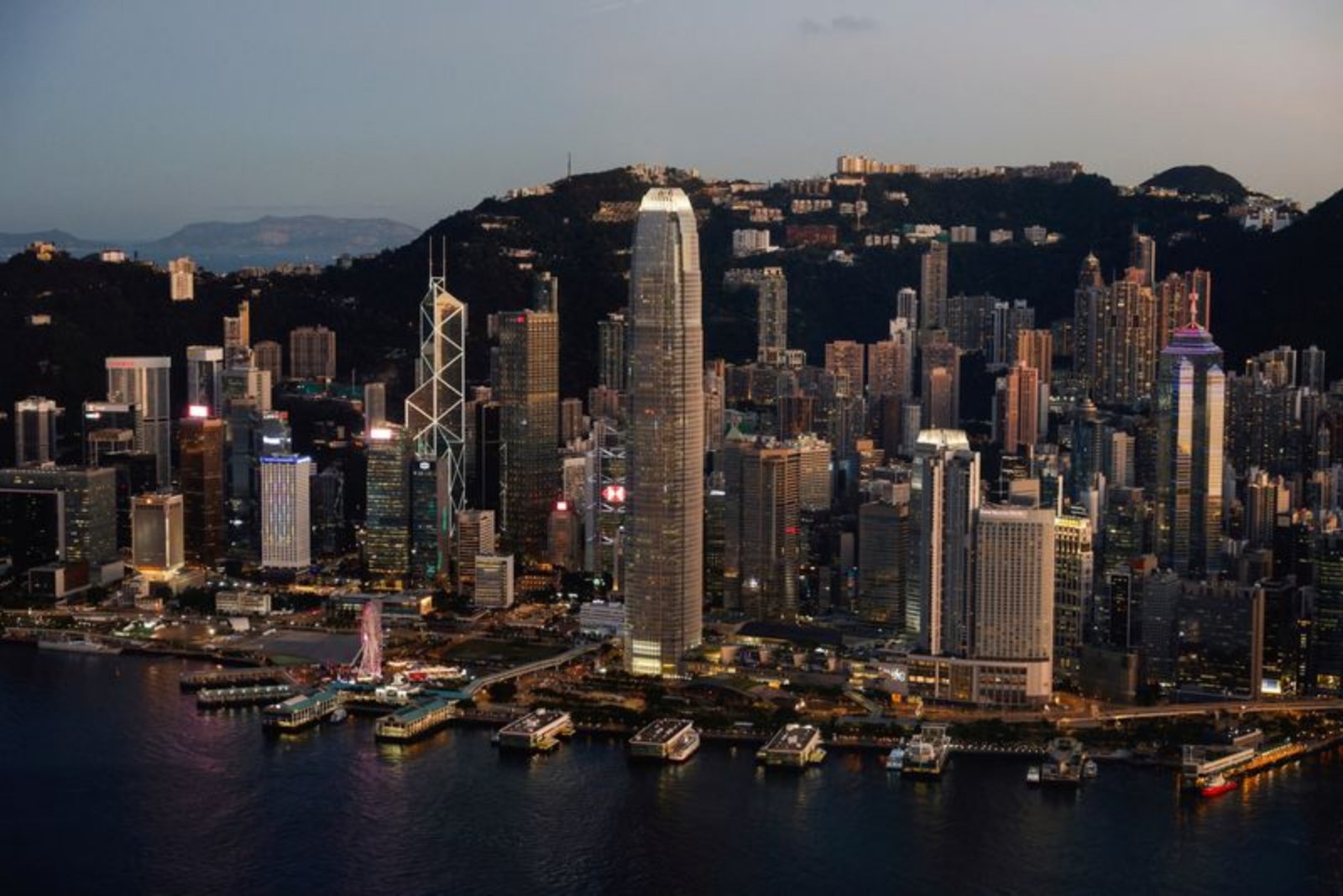Hong Kong Residential Prices Extend Rally as Analysts Raise 2026 Growth Forecasts